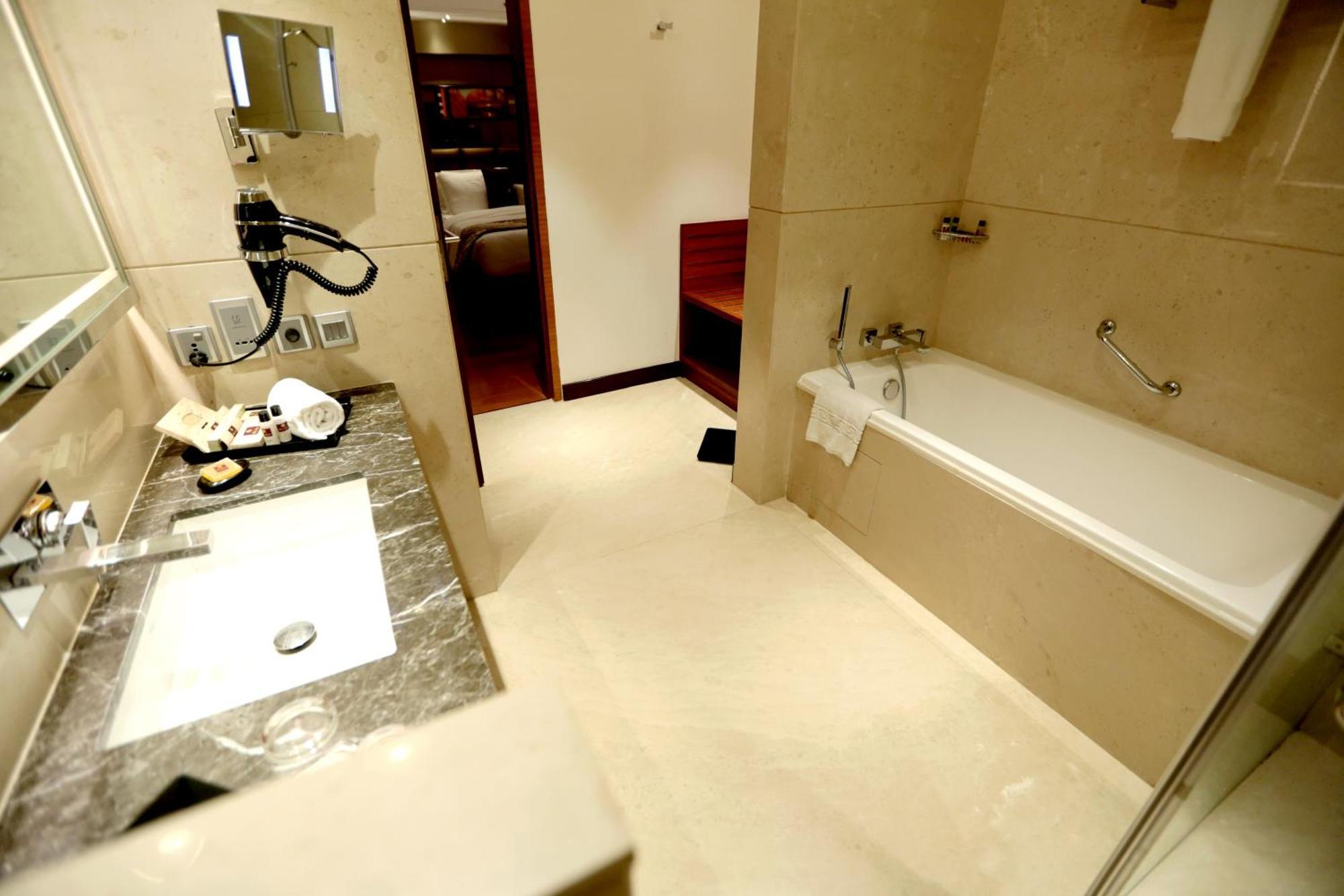 Hotel Madin Varanasi Bagian luar foto